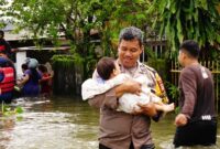 Polri bergerak cepat mengevakuasi korban banjir di Makassar. Ribuan warga terdampak, bantuan dan dapur lapangan disiapkan. (Foto: Dok. TBN Polri)