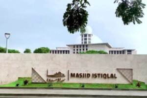 Inovasi Besar! Kemenekraf Dorong Masjid Istiqlal Jadi Pusat Ekonomi Kreatif Masjid Istiqlal kini dikembangkan menjadi pusat ekonomi kreatif oleh Kemenekraf. (Foto: instagram/masjidistiqlal.official)