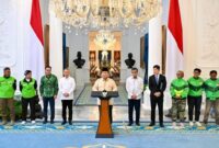 Presiden Prabowo menyampaikan keterangan persnya terkait kebijakan THR dan bonus hari raya untuk pengemudi ojek online dan pekerja lainnya. Foto: BPMI Setpres/Cahyo