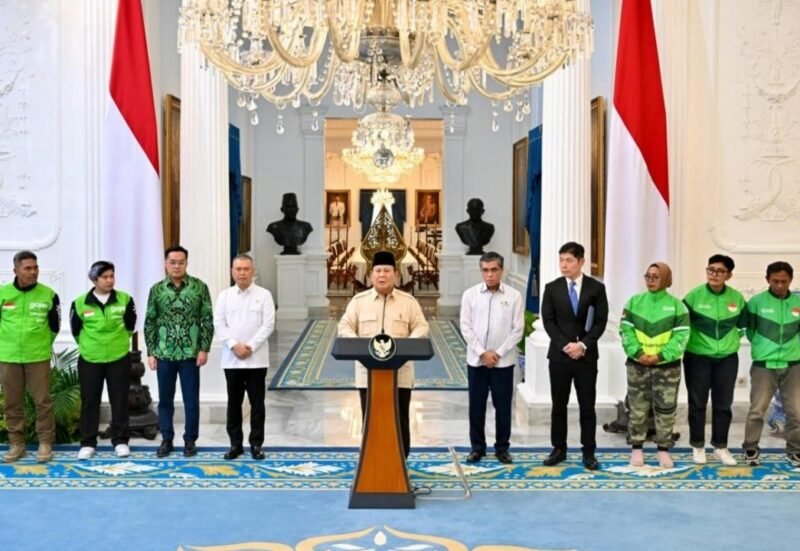 Presiden Prabowo menyampaikan keterangan persnya terkait kebijakan THR dan bonus hari raya untuk pengemudi ojek online dan pekerja lainnya. Foto: BPMI Setpres/Cahyo
