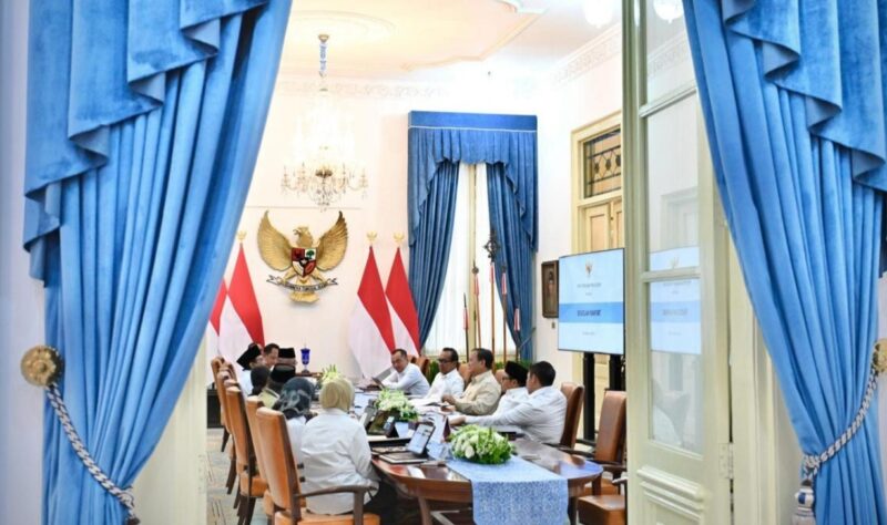 Presiden Prabowo Subianto memimpin rapat dengan pembahasan terkait sekolah rakyat pada Senin, 10 Maret 2025 di Istana Merdeka Jakarta. Foto: BPMI Setpres/Cahyo