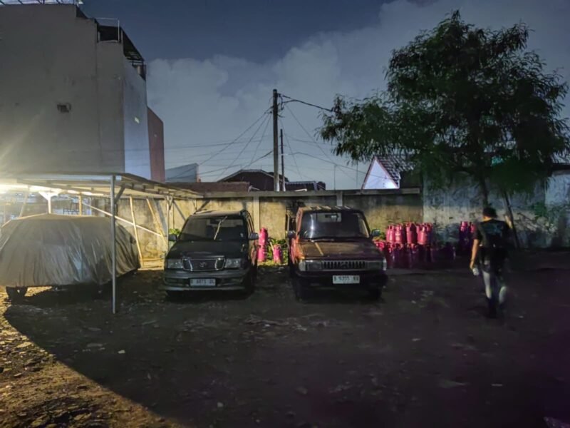 Polda Metro Jaya mengungkap pengoplosan gas LPG 12 Kg ilegal di Bekasi. Tersangka ditangkap dan terancam hukuman berat. (Foto: Dok. Polda Metro Jaya)