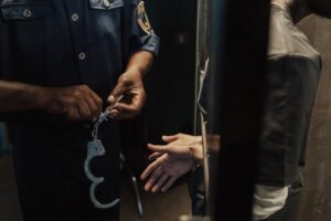 ILUSTRASI. KASUS NARKOBA DIREKTUR PERSIBA BALIKPAPAN TERUNGKAP! POLISI SITA MOBIL MEWAH, PROPERTI, DAN REKENING BERNILAI RATUSAN MILIAR RUPIAH. (FOTO: PEXELS)