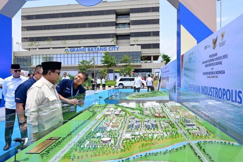 Presiden Prabowo meresmikan KEK Industropolis Batang, menargetkan investasi Rp75 triliun dan membuka 50 ribu lapangan kerja. (Foto: BPMI Setpres)