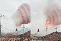 Balon udara merah putih yang tersangkut di tiang listrik di Malang menyebabkan pemadaman listrik yang meluas. (Foto: Tangkap layar Instagram @fakta.indo)