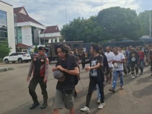 PREMAN DAN JURU PARKIR LIAR DITANGKAP DI BOGOR DALAM OPERASI GABUNGAN UNTUK MENINDAK PRAKTIK PUNGUTAN LIAR. (FOTO: DOK. HUMAS POLRI)