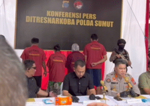 Mengejutkan! Polisi Temukan Pabrik Sabu di Sebuah Rumah Mewah di Medan, 4 Pelaku dan 100 kg Barang Bukti Diamankan Polisi gerebek rumah mewah di Medan yang dijadikan tempat kemas sabu. Total 100 kg siap edar. 4 pelaku diamankan. (Foto: Instagram @ditresnarkoba_sumut)