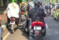 Aksi pengendara motor tutup plat nomor dengan lakban kembali viral, diduga untuk akali kamera E-TLE. (Foto: Instagram @undercover.id)