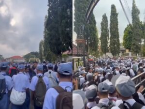 TAK LAGI PAKAI MOTOR, RATUSAN SISWA SMA DI SUKABUMI JALAN KAKI USAI PULANG SEKOLAH IKUTI ANJURAN GUBERNUR JABAR SISWA SMA DI SUKABUMI RAMAI-RAMAI JALAN KAKI USAI PULANG SEKOLAH, IKUTI ANJURAN GUBERNUR JABAR. (FOTO: INSTAGRAM @REMBANGBAHAGIA)