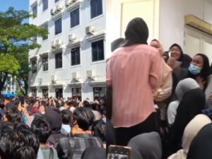 JOB FAIR DI CIKARANG BEKASI DISERBU 25 RIBU PELAMAR, PADAHAL HANYA TERSEDIA 3.000 LOWONGAN DARI BERBAGAI PERUSAHAAN. (FOTO: INSTAGRAM @CIKARANG.PEOPLE)