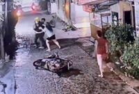 Kasus pencurian motor kembali viral setelah seorang ibu di Bandung berhasil menangkap pelaku tanpa bantuan polisi. (Foto: Tangkap layar Youtube Jakut Viral)