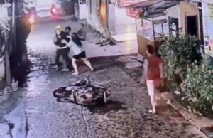 KASUS PENCURIAN MOTOR KEMBALI VIRAL SETELAH SEORANG IBU DI BANDUNG BERHASIL MENANGKAP PELAKU TANPA BANTUAN POLISI. (FOTO: TANGKAP LAYAR YOUTUBE JAKUT VIRAL)