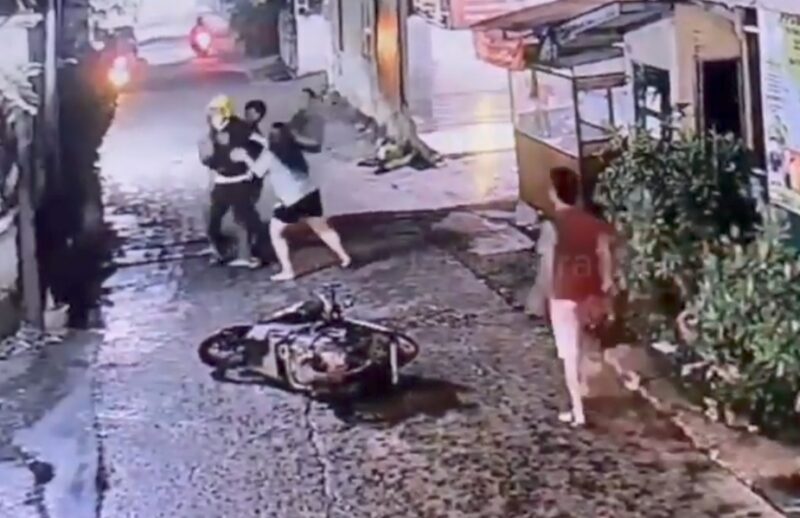 Kasus pencurian motor kembali viral setelah seorang ibu di Bandung berhasil menangkap pelaku tanpa bantuan polisi. (Foto: Tangkap layar Youtube Jakut Viral)