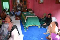 Pemulangan jenazah PMI korban perdagangan orang dari Kamboja akhirnya selesai dan disambut isak tangis keluarga. (Foto: Dok. Pemkab Banyuwangi)