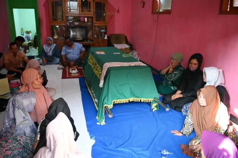 Pemulangan jenazah PMI korban perdagangan orang dari Kamboja akhirnya selesai dan disambut isak tangis keluarga. (Foto: Dok. Pemkab Banyuwangi)