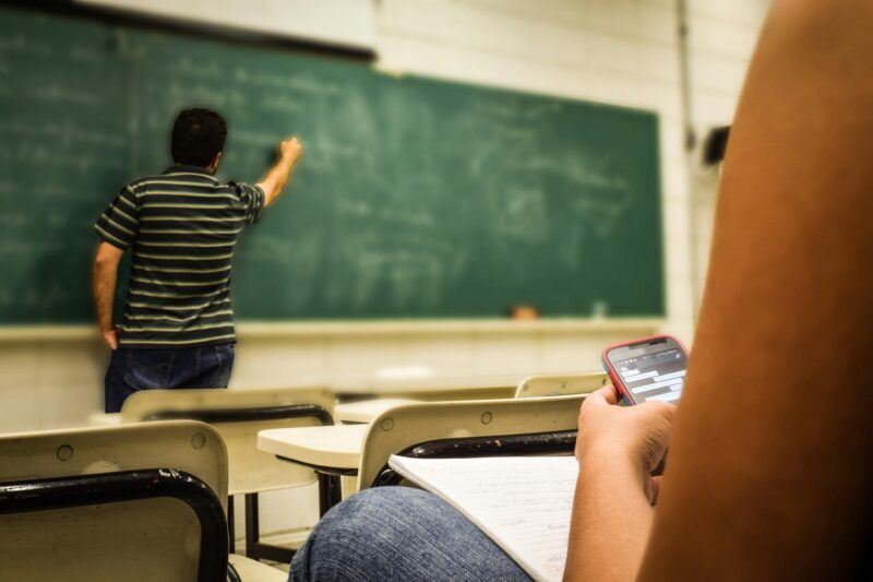 Ilustrasi. Guru di Simalungun dipolisikan orang tua murid usai melerai perkelahian siswi, simak kronologinya. (Foto: Pexels)