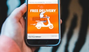 ILUSTRASI. ATURAN KOMDIGI TENTANG GRATIS ONGKIR SEDANG RAMAI DIPERDEBATKAN, PUBLIK MENUNTUT PENJELASAN DETAIL ATAS KEBIJAKAN INI. (FOTO: UNSPLASH)