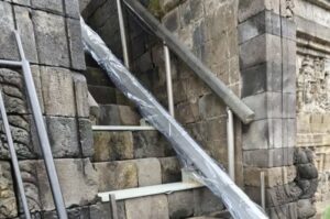 Pengelola Candi Borobudur bantah isu pemasangan eskalator, pastikan hanya stairlift portable untuk akses inklusif. (Foto: X/@MurtadhaOne1)