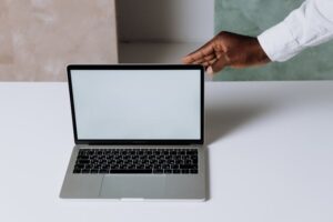 KEJARI LOMBOK TIMUR PERCEPAT PENYIDIKAN DUGAAN KORUPSI PENGADAAN CHROMEBOOK SENILAI RP32,4 MILIAR TAHUN 2022. (FOTO: PEXELS)