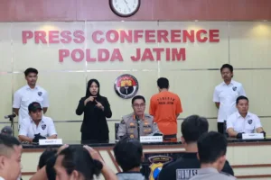 PELAKU KASUS PENYALAHGUNAAN DATA PRIBADI MANFAATKAN IDENTITAS WARGA BUAT RATUSAN AKUN SHOPEE FIKTIF BERMODUS LICIN. (FOTO: DOK. HUMAS POLDA JATIM)
