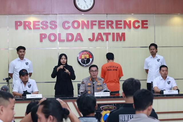 Pelaku kasus penyalahgunaan data pribadi manfaatkan identitas warga buat ratusan akun Shopee fiktif bermodus licin. (Foto: Dok. Humas Polda Jatim)