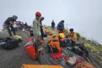 Tim gabungan berhasil temukan pendaki asal Brasil dalam kondisi tak bergerak, evakuasi terkendala cuaca buruk Rinjani. (Foto: Dok. Basarnas)