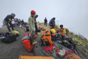 TRAGEDI MAUT DI RINJANI! PENDAKI ASAL BRASIL YANG JATUH KE JURANG SEDALAM 500 METER DIKABARKAN MENINGGAL DUNIA TIM GABUNGAN BERHASIL TEMUKAN PENDAKI ASAL BRASIL DALAM KONDISI TAK BERGERAK, EVAKUASI TERKENDALA CUACA BURUK RINJANI. (FOTO: DOK. BASARNAS)