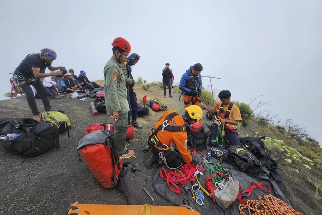 Tim gabungan berhasil temukan pendaki asal Brasil dalam kondisi tak bergerak, evakuasi terkendala cuaca buruk Rinjani. (Foto: Dok. Basarnas)