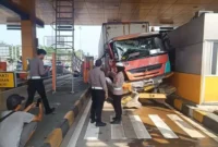 Kecelakaan akibat truk kelebihan muatan di GT Ciawi 2 sebabkan kerusakan, dugaan muatan capai 25 ton. (Foto: Dok. Polresta Bogor Kota)