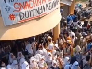 Viral! Pelajar SMAN 9 Tambun Selatan Protes Dugaan Pungutan Dana Tak Jelas dan Fasilitas Sekolah yang Buruk Pelajar SMAN 9 Tambun Selatan demo tuntut kejelasan pungutan dana dan perbaikan fasilitas belajar yang rusak. (Foto: Instagram @jabodetabek24info)