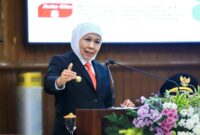Gubernur Jawa Timur dikritik netizen soal pungli sekolah dan pemutihan pajak, dibandingkan dengan Dedi Mulyadi. (Foto: Biro Adpim Setdaprov Jatim)