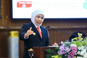 RAMAI KECAMAN KE GUBERNUR JAWA TIMUR, DUGAAN PUNGLI SEKOLAH DAN KEKECEWAAN SOAL PAJAK JADI SOROTAN GUBERNUR JAWA TIMUR DIKRITIK NETIZEN SOAL PUNGLI SEKOLAH DAN PEMUTIHAN PAJAK, DIBANDINGKAN DENGAN DEDI MULYADI. (FOTO: BIRO ADPIM SETDAPROV JATIM)