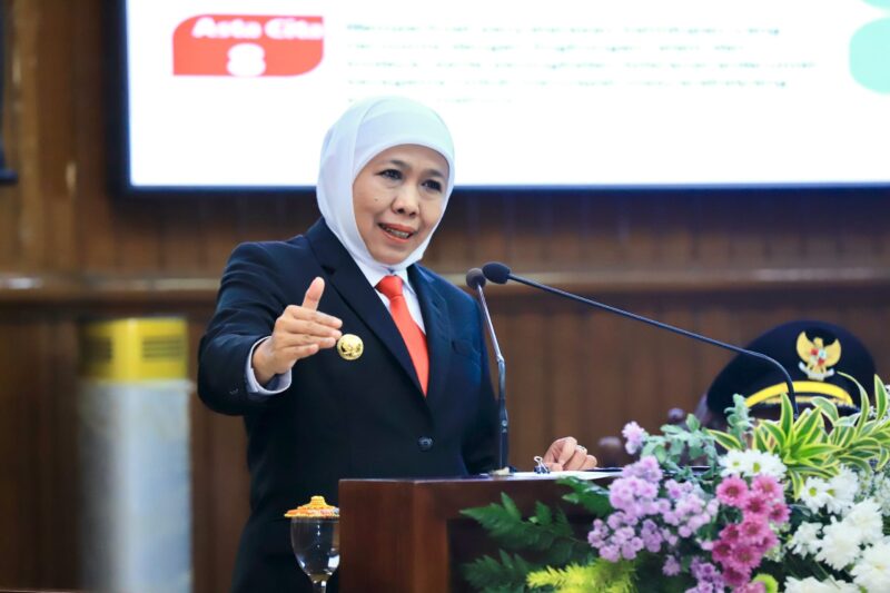 Gubernur Jawa Timur dikritik netizen soal pungli sekolah dan pemutihan pajak, dibandingkan dengan Dedi Mulyadi. (Foto: Biro Adpim Setdaprov Jatim)