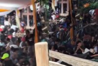 Panggung hajatan di Palembang roboh saat musik remix diputar, pengunjung berjatuhan terjeblos ke air. (Foto: Instagram @oypalembang)