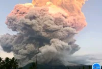 Gunung Lewotobi Laki-Laki meletus hebat, hujan abu dan kerikil membuat desa gelap. Status naik jadi Awas. (Foto: Dok. PVMBG)