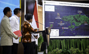 Tegas! 4 Izin Usaha Tambang Nikel yang Cemari Raja Ampat Resmi Dicabut Permanen oleh Pemerintah, Ini Dampaknya bagi Investasi Nasional Menteri Energi dan Sumber Daya Mineral, Bahlil Lahadalia, menyampaikan keterangannya di Istana Kepresidenan Jakarta, terkait pencabutan izin usaha tambang nikel di Raja Ampat. (Foto: BPMI Setpres)