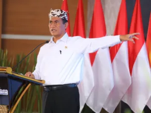 Menteri Pertanian Amran Sulaiman Ultimatum Mafia Beras! 212 Merek Curang yang Langgar Aturan Dilaporkan ke Polisi Menteri Pertanian Amran Sulaiman ungkap 212 merek beras bermasalah yang rugikan konsumen hingga Rp99 triliun di Indonesia. (Foto: dok. Kementan)