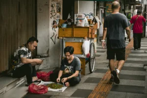 UU TIPIKOR DISOROT PUBLIK USAI MANTAN PIMPINAN KPK UNGKAP POTENSI KRIMINALISASI PEDAGANG KECIL DI TROTOAR. (FOTO: PEXELS)
