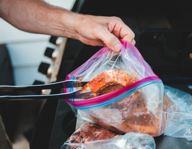 Ilustrasi. Penjualan daging kurban secara kupon di Bekasi viral, warga soroti tindakan ormas yang diduga menyalahgunakan amanah sosial. (Foto: Pexels)
