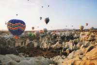 Ilustrasi. Kecelakaan balon udara di Turki tewaskan pilot dan lukai 19 WNI, ini kronologi lengkap insidennya. (Foto: Pexels)
