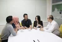 Lingkungan Kerja Produktif di Pagi Hari