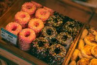 Ilustrasi Donat Pinkan Mambo yang Sedang Viral