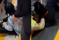Insiden penumpang jatuh di Stasiun Sudirman tuai sorotan netizen, tuntut perbaikan antrean dan desain peron KRL. (Foto: Â TikTok @eni.nurhayati33)