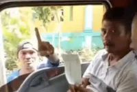 Video pemalakan sopir truk di Tanah Abang viral, preman minta uang Rp 100 ribu dengan kwitansi. (Foto: Instagram)