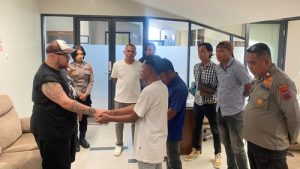 Viral! 2 Turis Asing Tertipu di Labuan Bajo NTT, Travel Ilegal Jadi Sorotan dan Pelaku Wisata Minta Maaf Turis Inggris dan Filipina ditipu sopir travel ilegal di Labuan Bajo, pelaku wisata minta maaf terbuka. (Foto: Dok. Humas Polres Manggarai Barat)