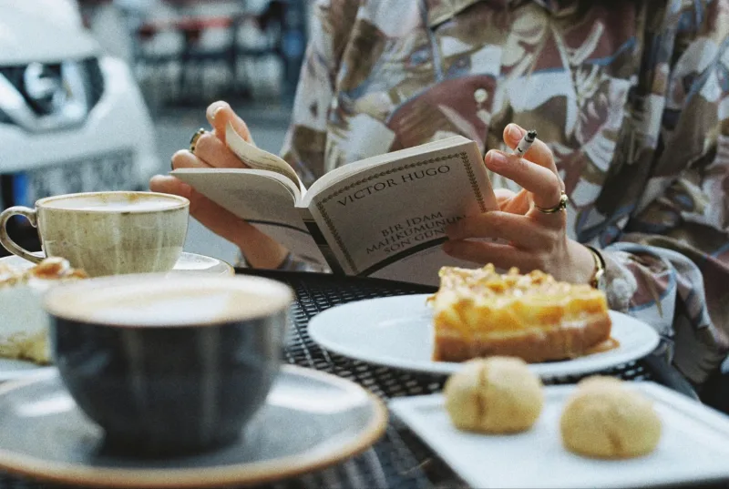 Data BPS per Maret 2025 ungkap beras, rokok, dan kopi sachet jadi penyumbang garis kemiskinan terbesar. (Foto: Pexels)