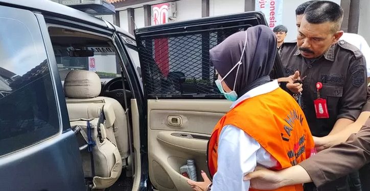 Kepala Desa Cikujang, Heni Mulyani, dijerat kasus korupsi Rp500 juta dan menjual aset publik tanpa persetujuan resmi. (Foto: TBN News)