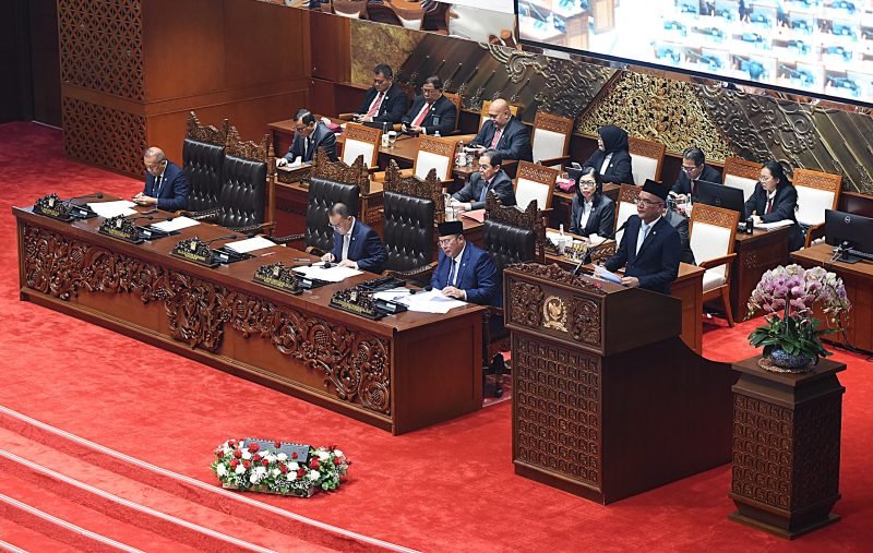 Ketua Komisi VIII DPR RI Marwan Dasopang dalam laporannya menyampaikan terkait RUU tentang Penyelenggaraan Ibadah Haji dan Umrah. (Foto: DPR RI)