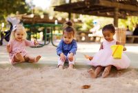Ilustrasi anak main playground outdoor.