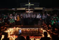 Ribuan driver ojol gelar aksi seribu lilin ojol di Surabaya, tuntut Kapolri usut kasus Affan transparan. (Foto: TBN Polri)